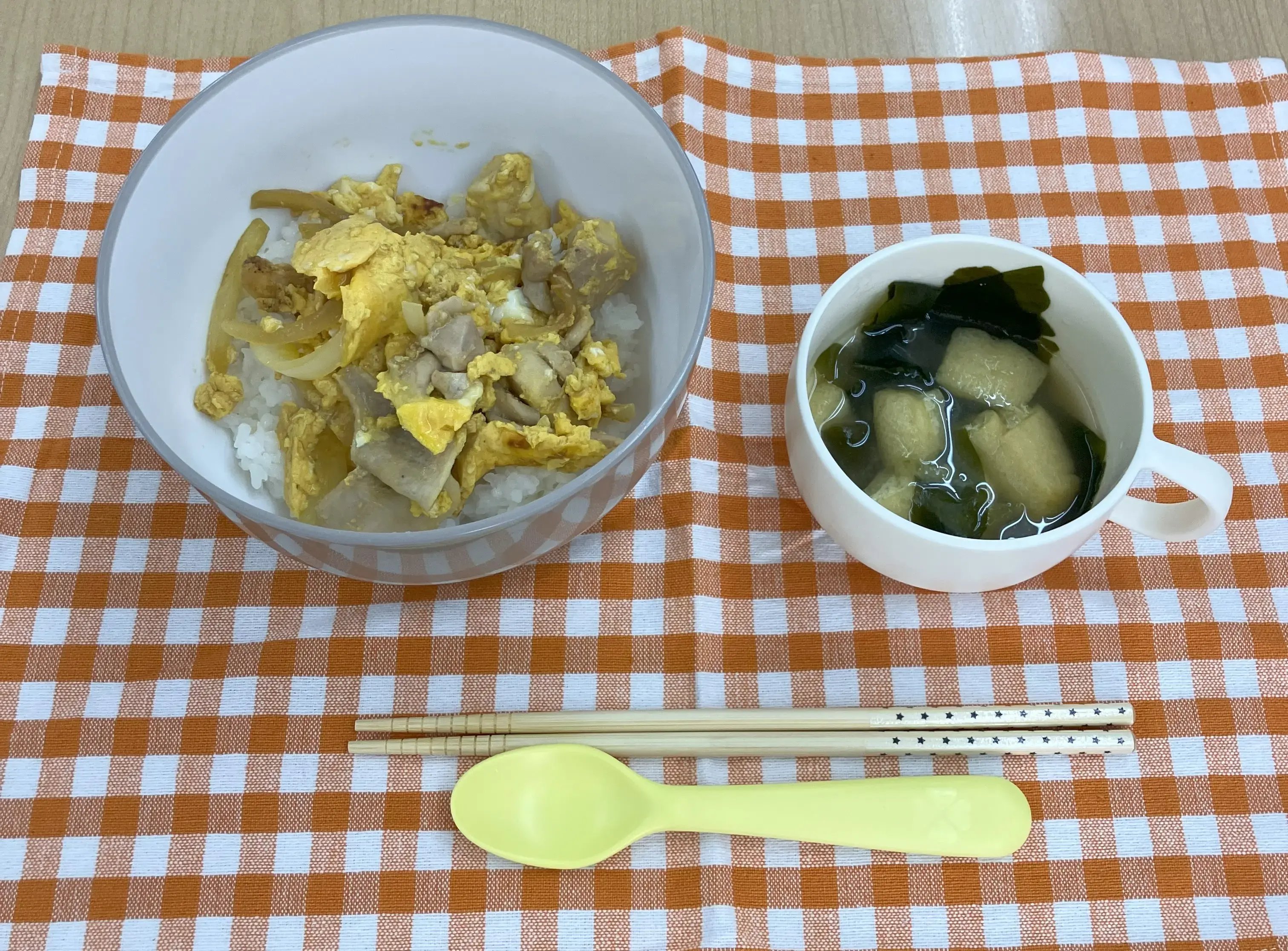 完成した親子丼と味噌汁