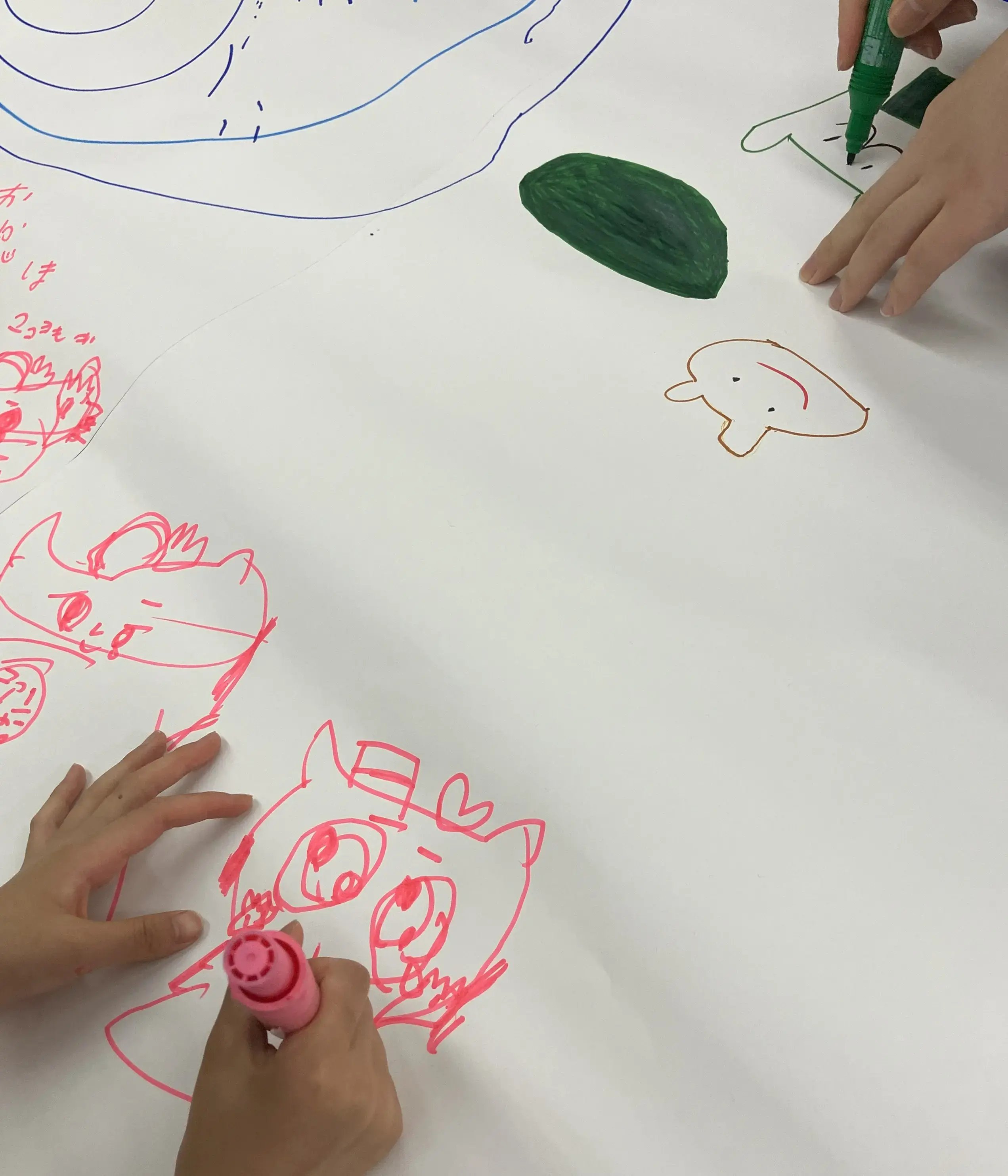 絵をかいている様子