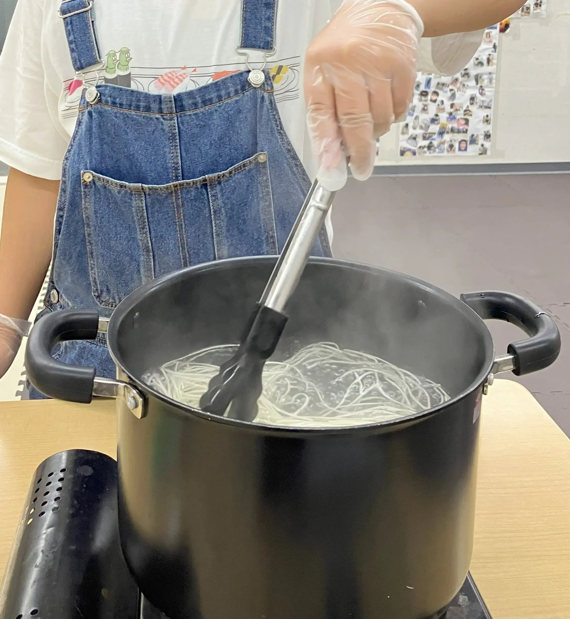 そうめんを茹でている様子