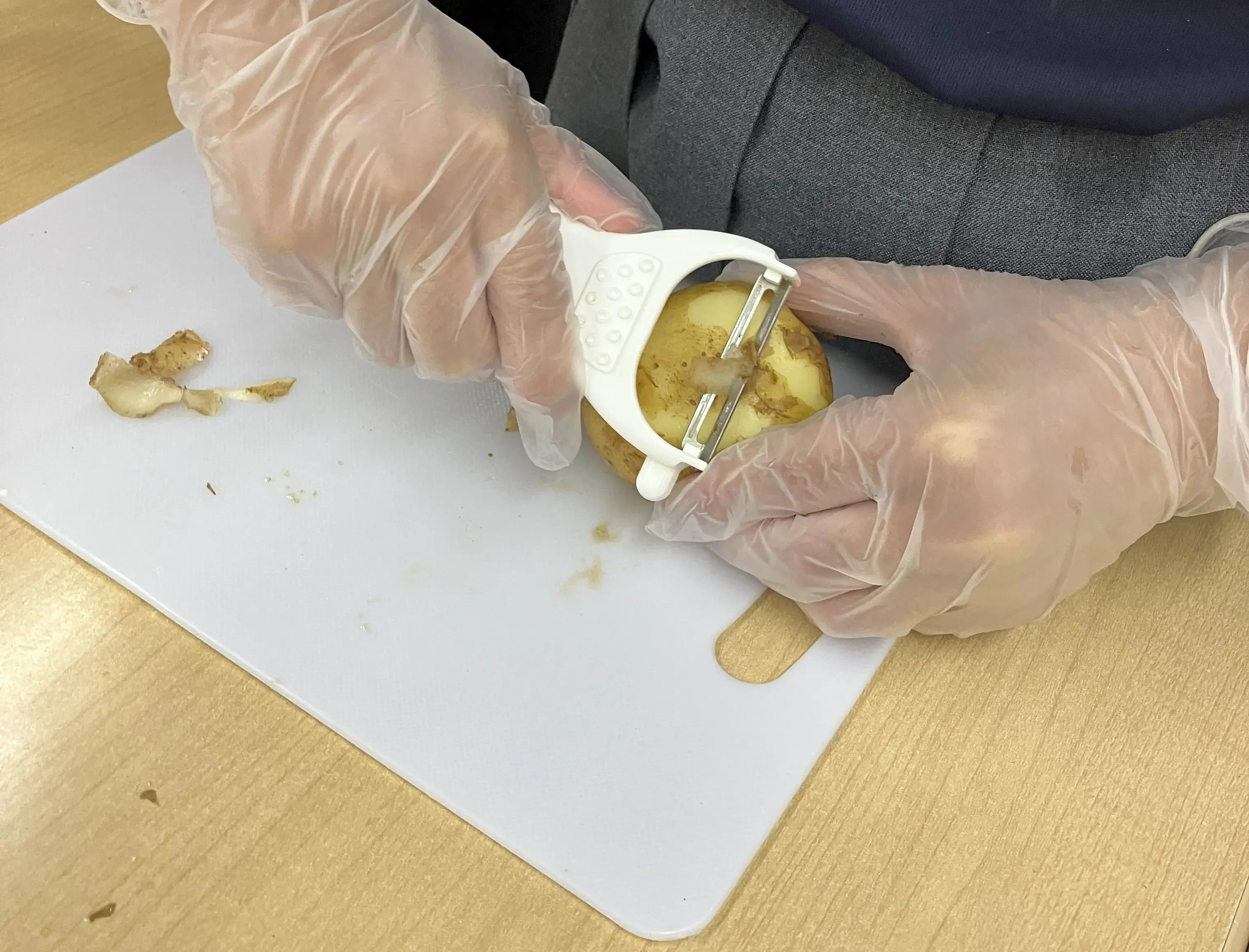 ピーラーを使用している様子