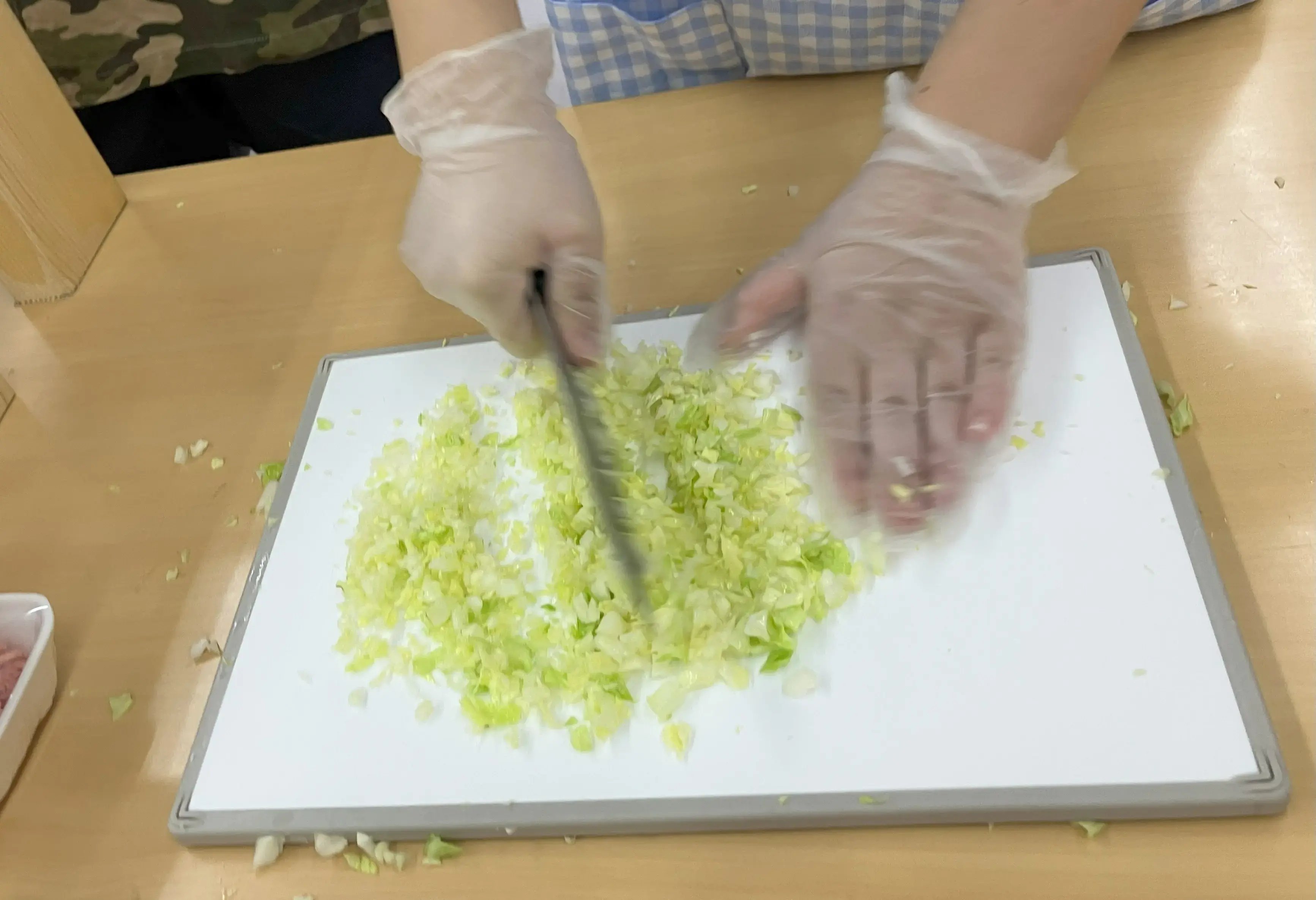 キャベツを切っている様子