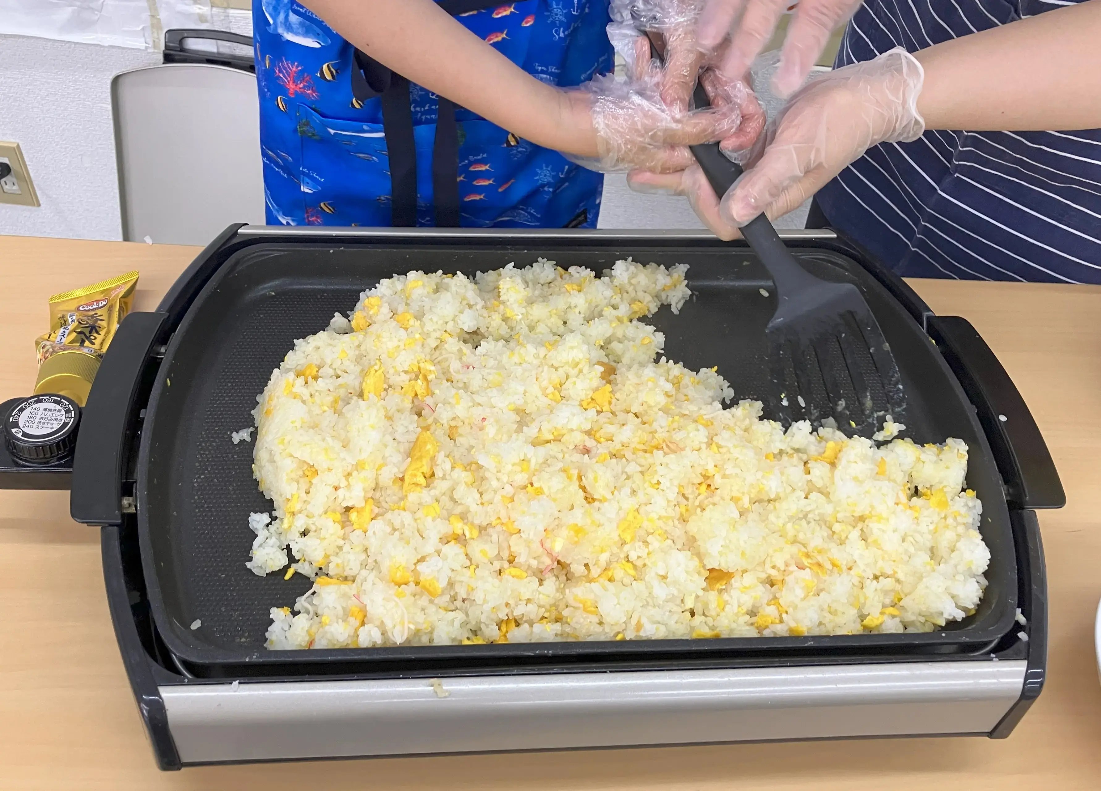 チャーハンを作っている様子