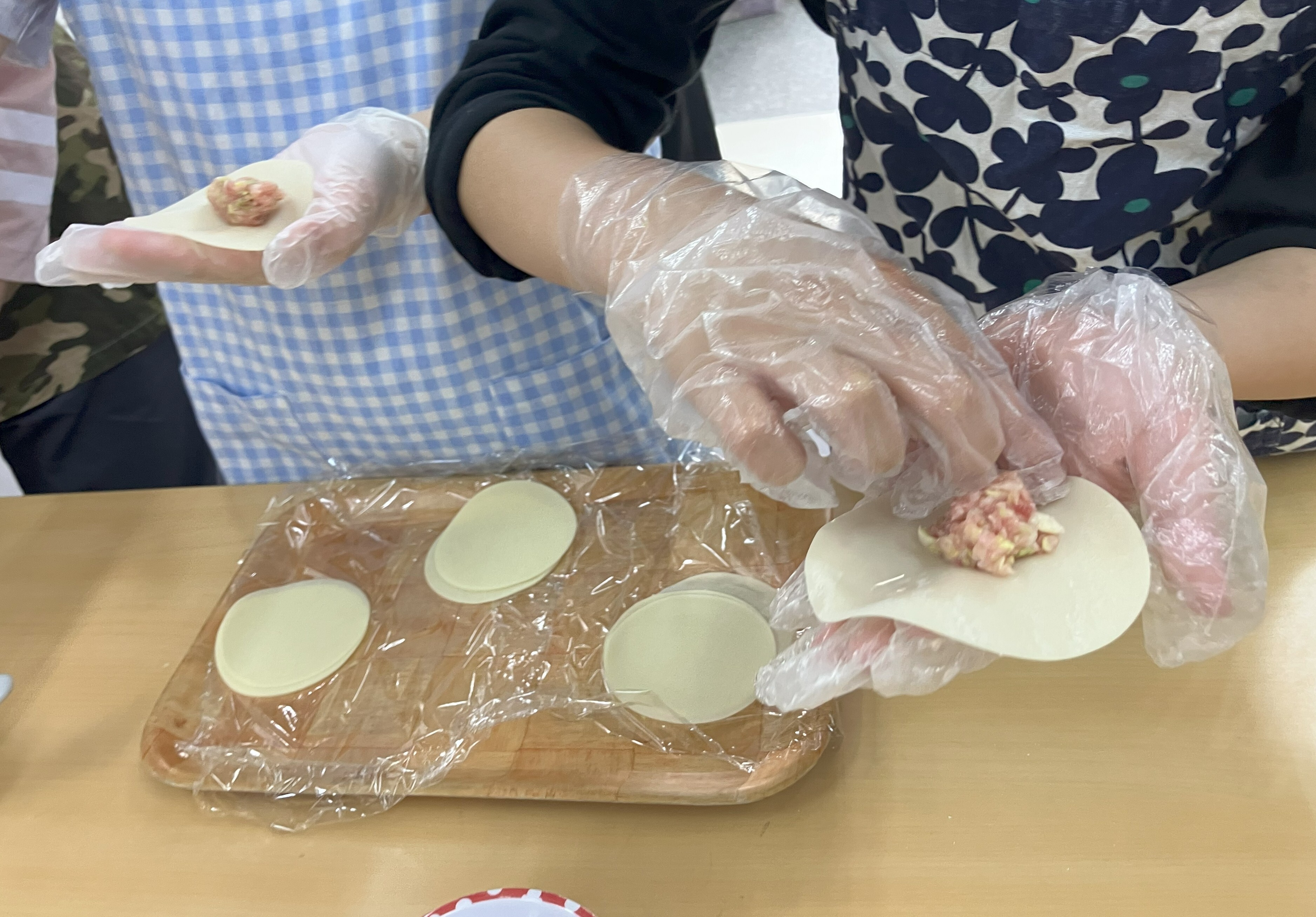 餃子を包んでいる様子