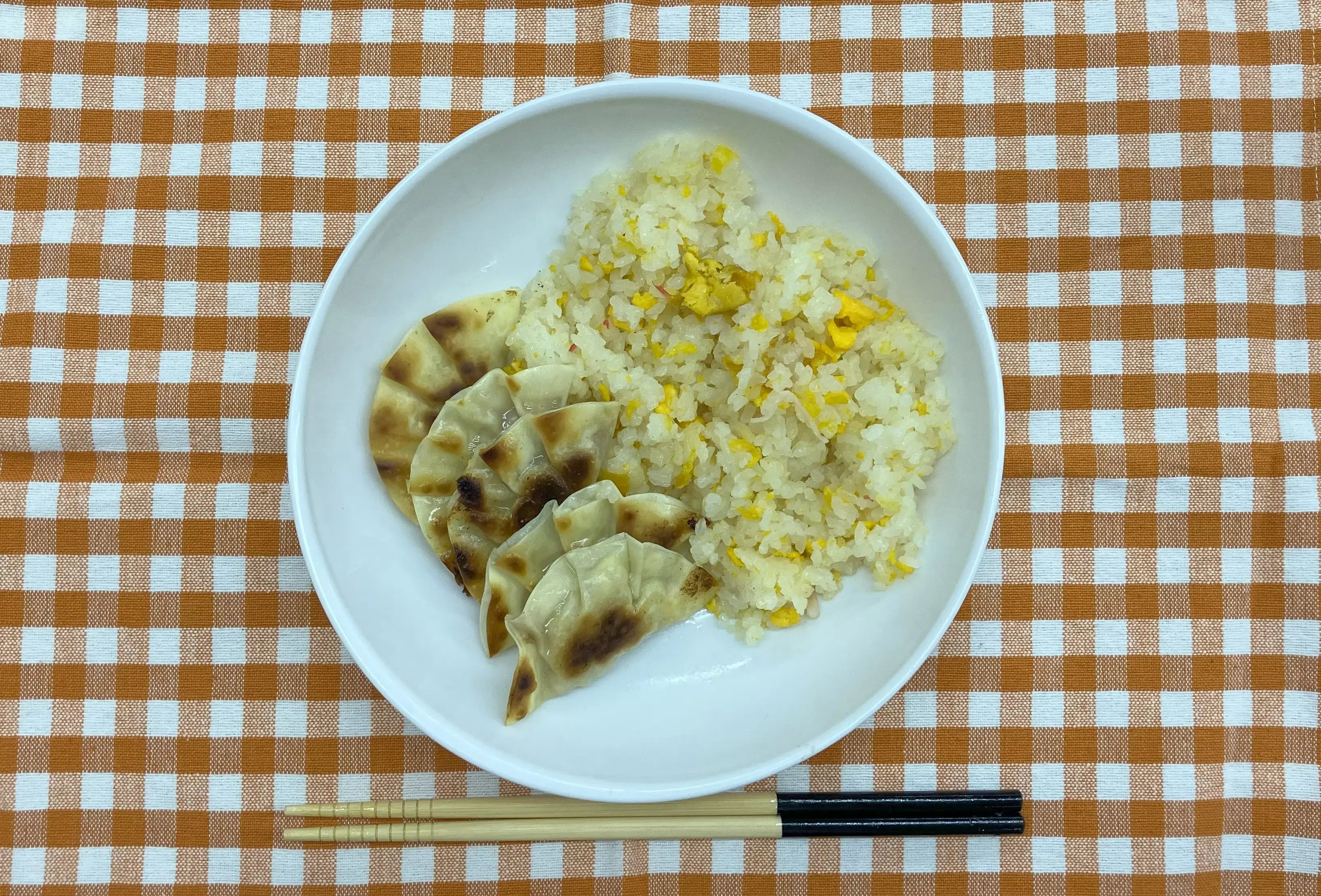 完成した餃子とチャーハン