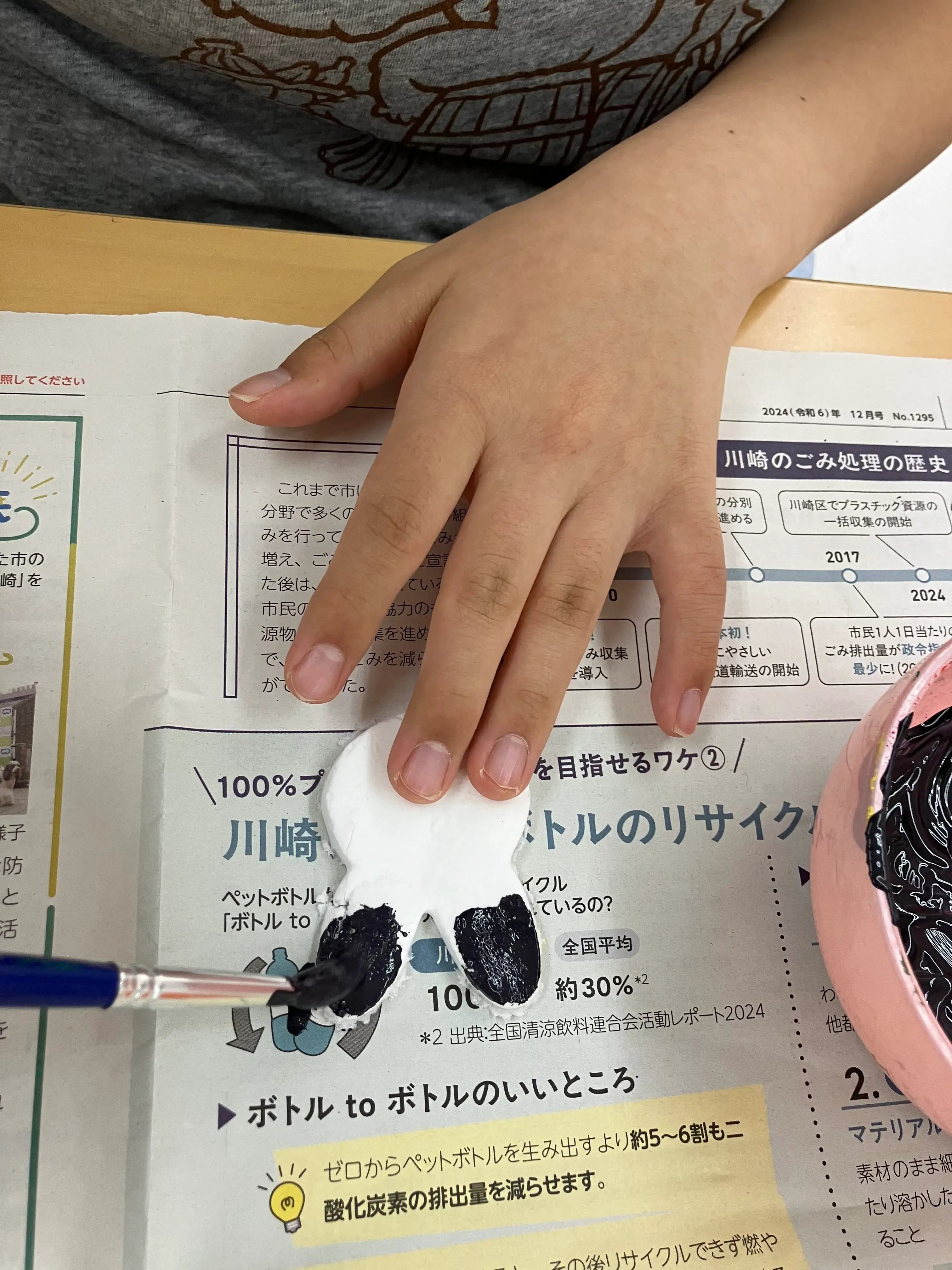 乾いた粘土に着色している様子