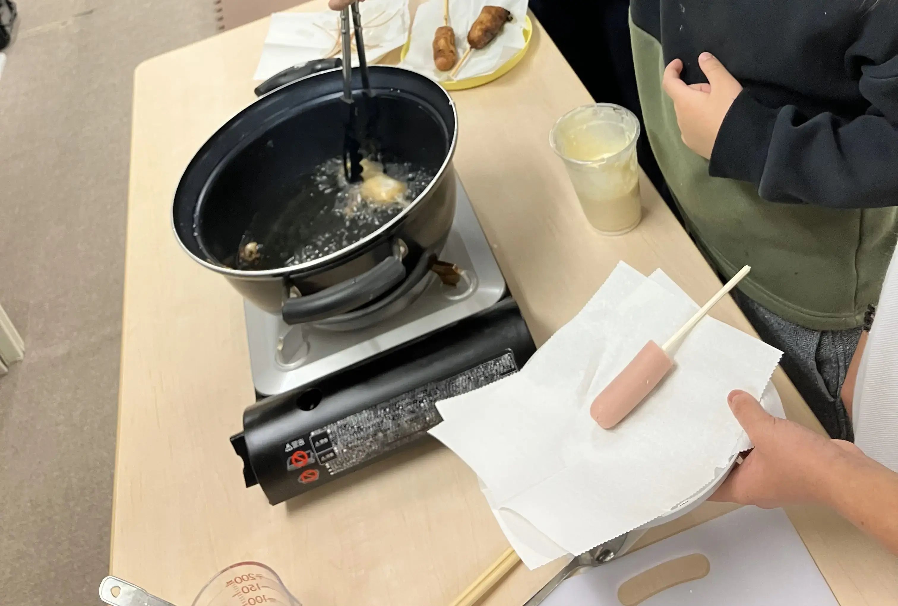 アメリカンドッグを作っている様子