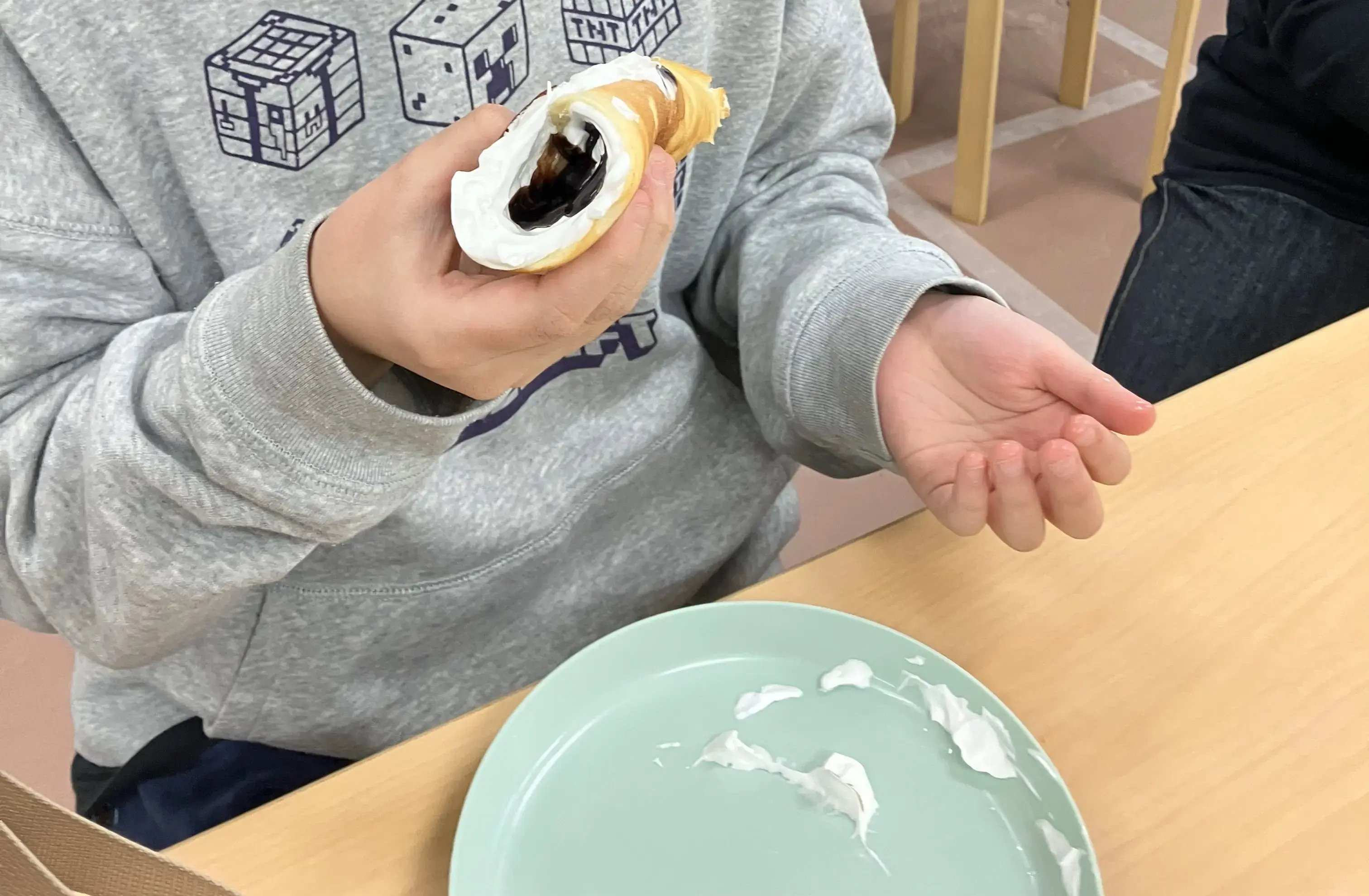ロールケーキが完成し、食べる場面