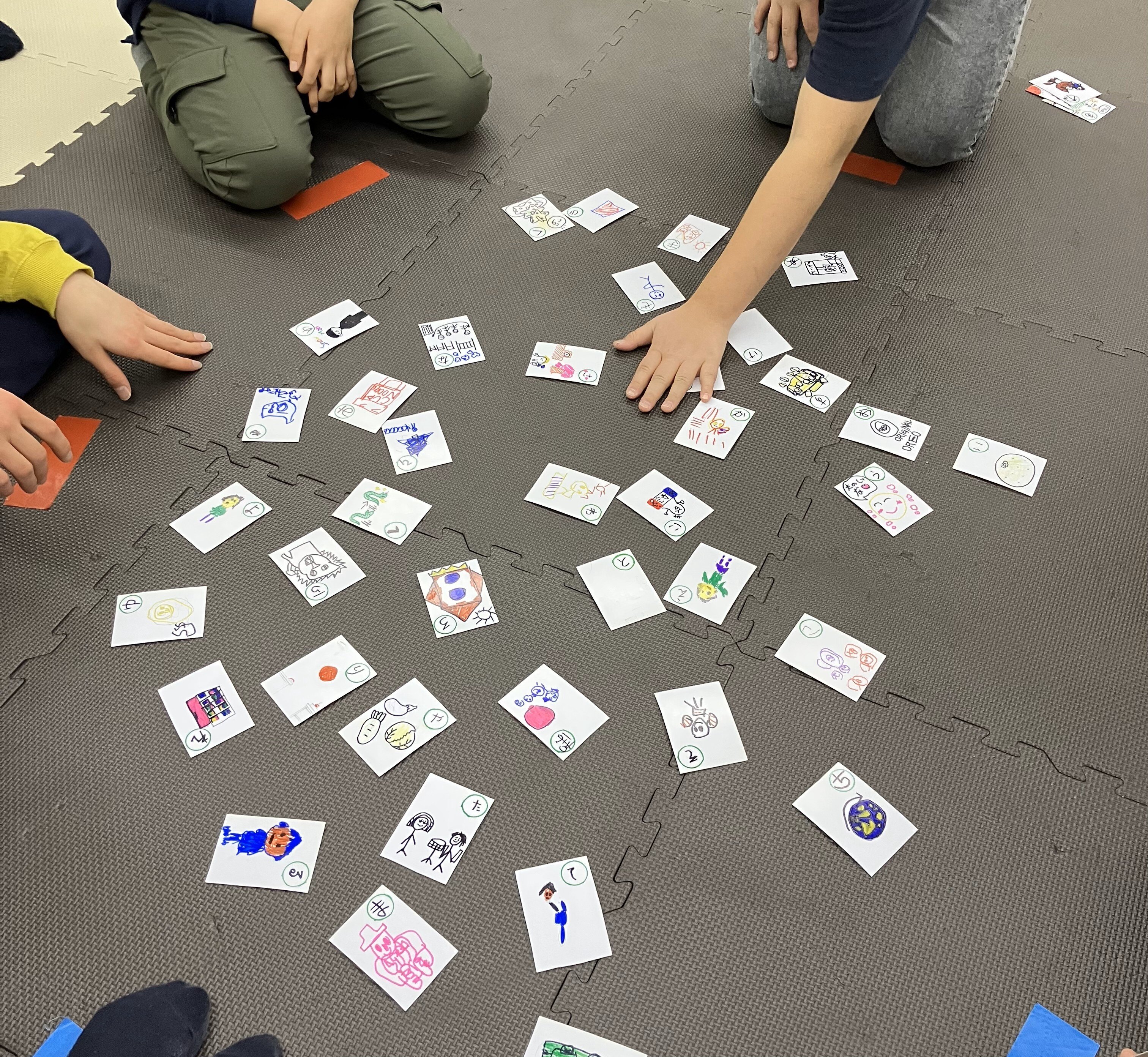かるたで遊んでいる様子