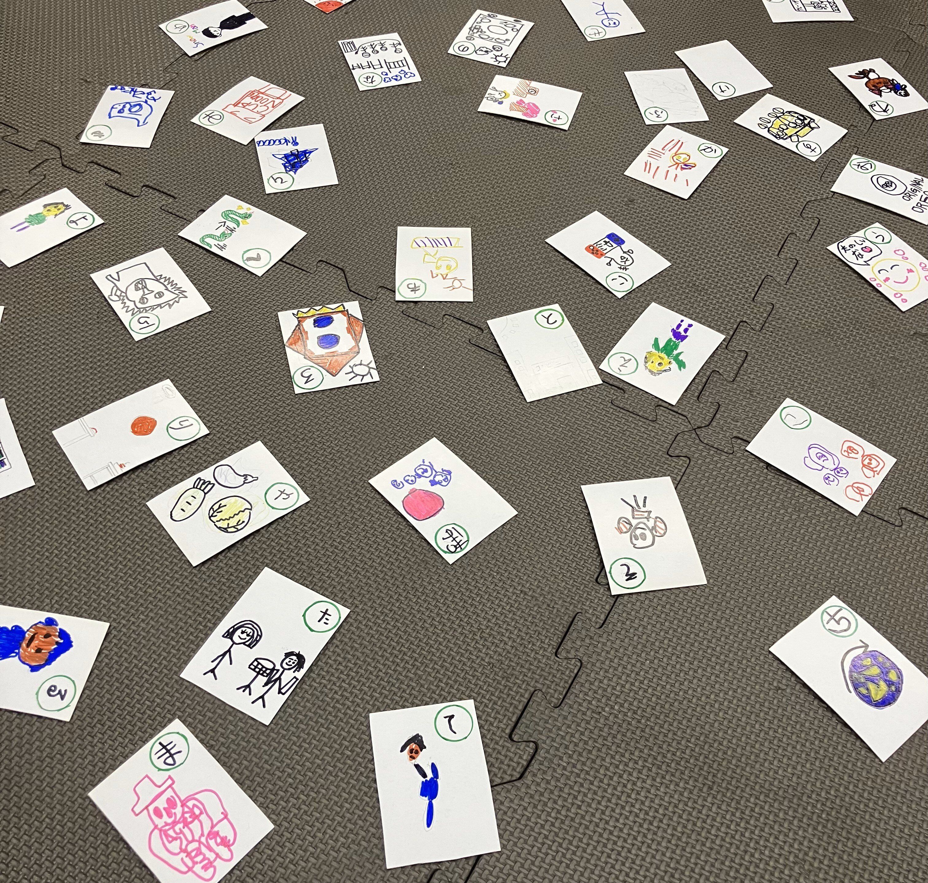 かるたで遊んでいる様子