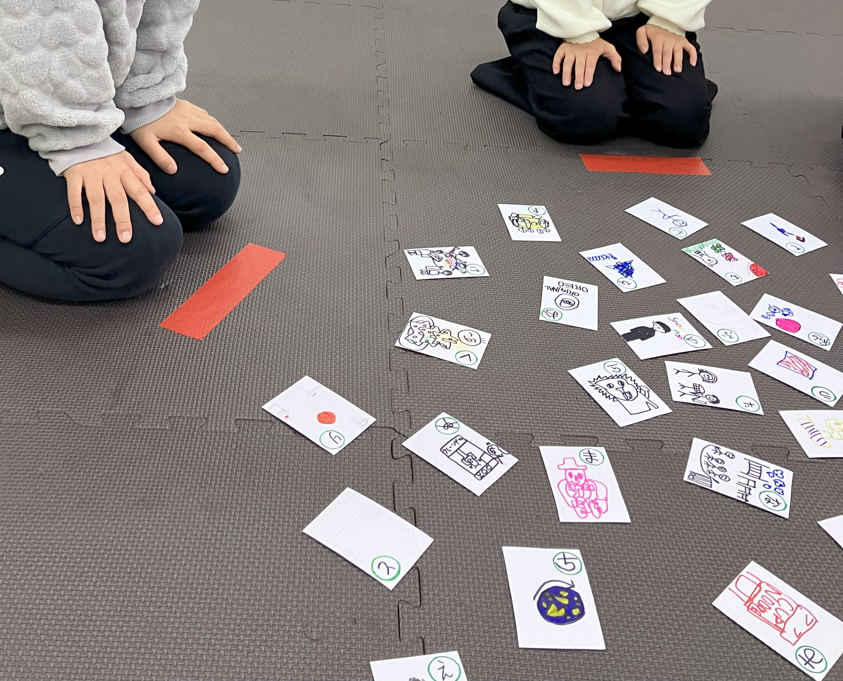 かるたで遊んでいる様子