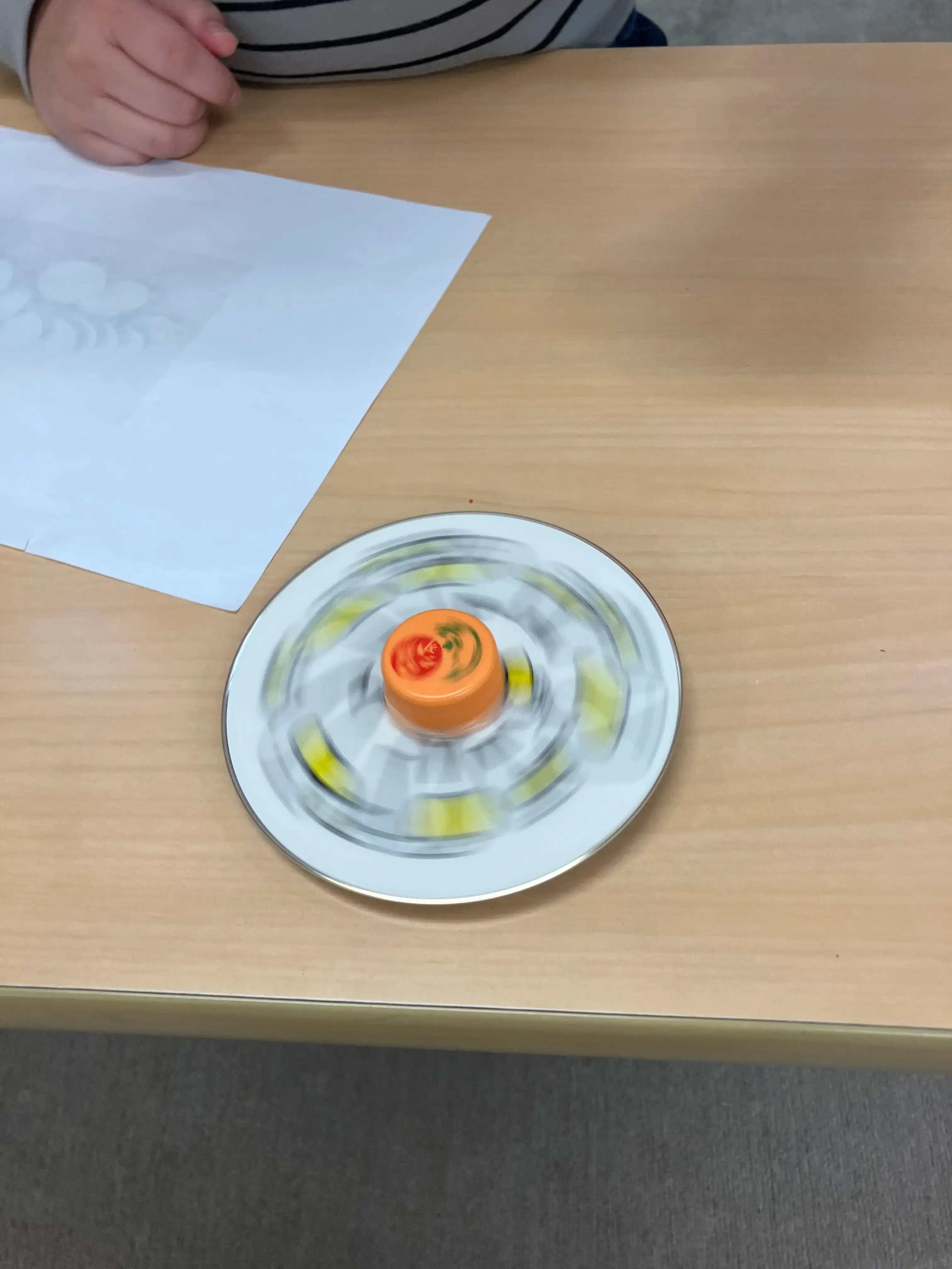 こまを回している様子2