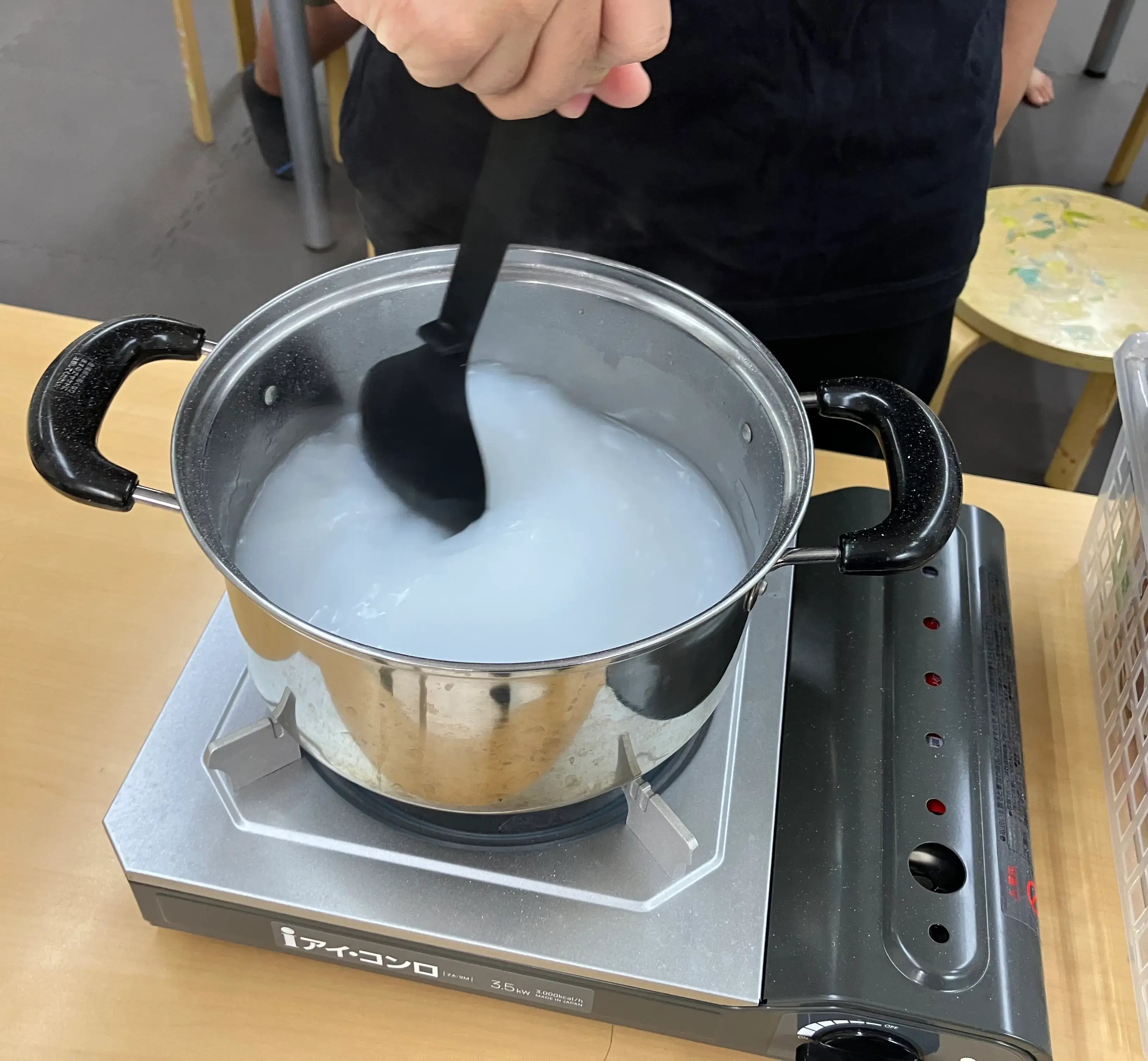 ミョウバンをお湯に溶かしている様子
