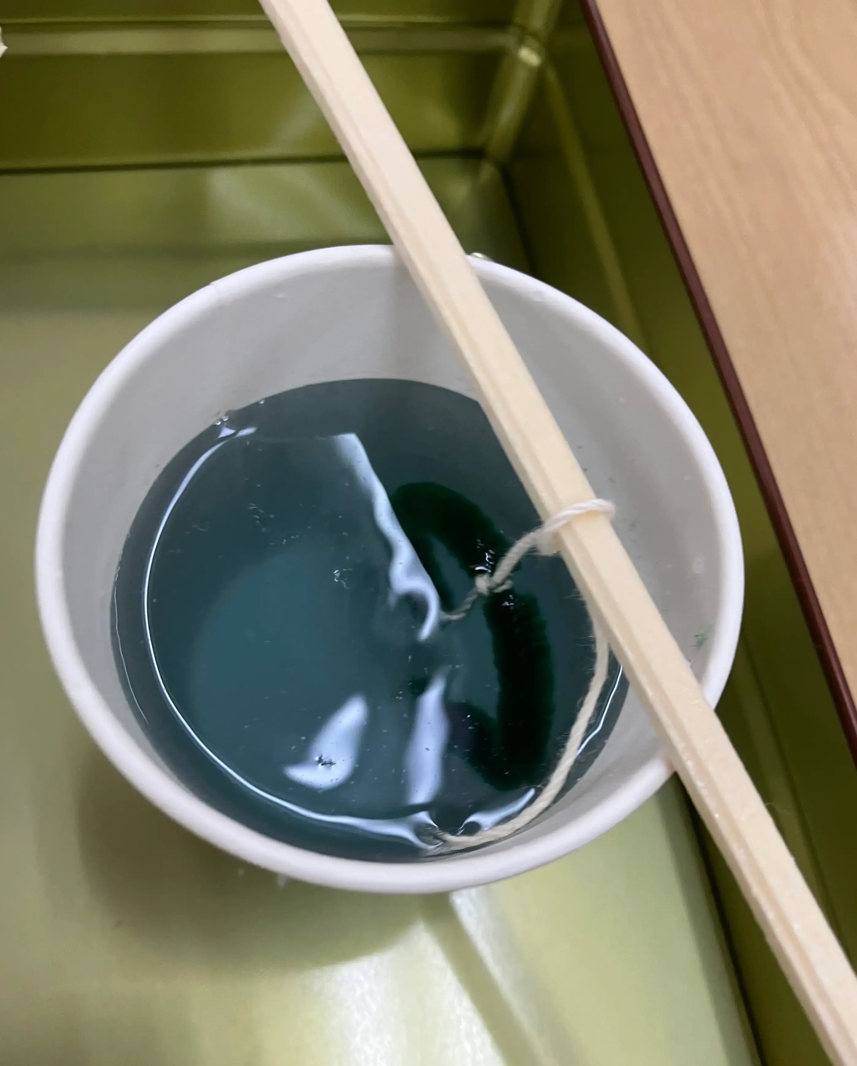 モールの土台を、ミョウバンを溶かしたお湯につけている様子